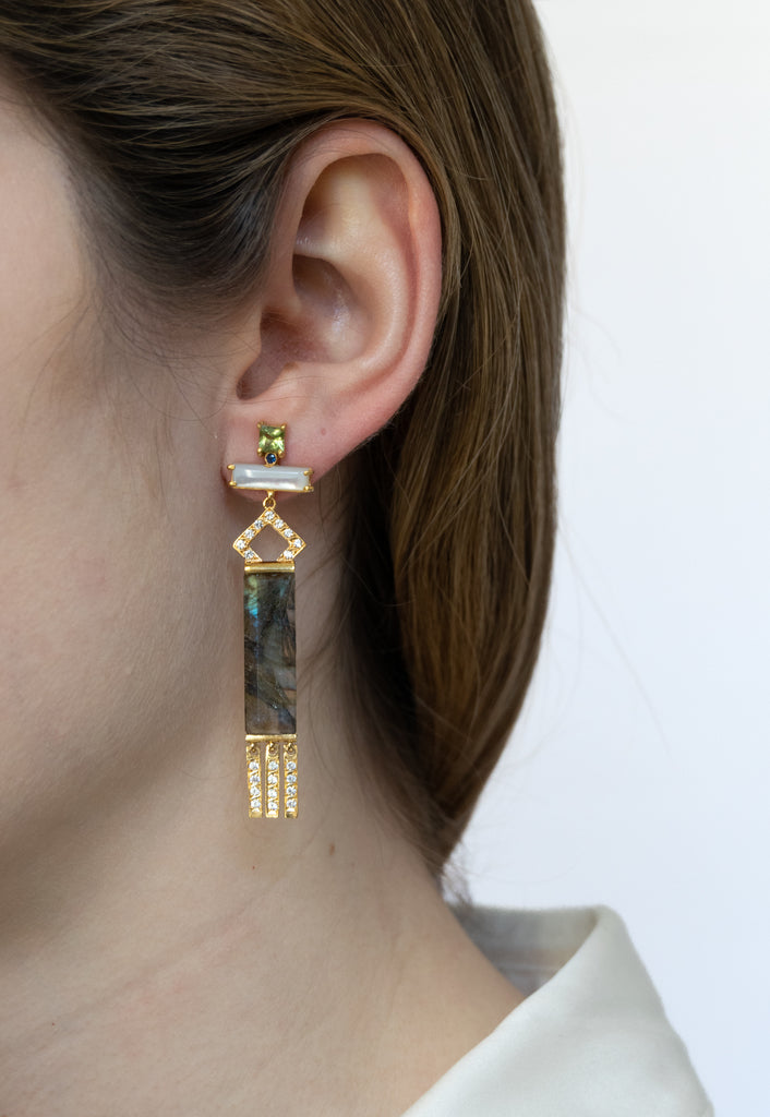 Pendientes estilo art déco con flecos. Chapados en oro con labradorita rectangular, nácar, citrino y zafiros naturales.