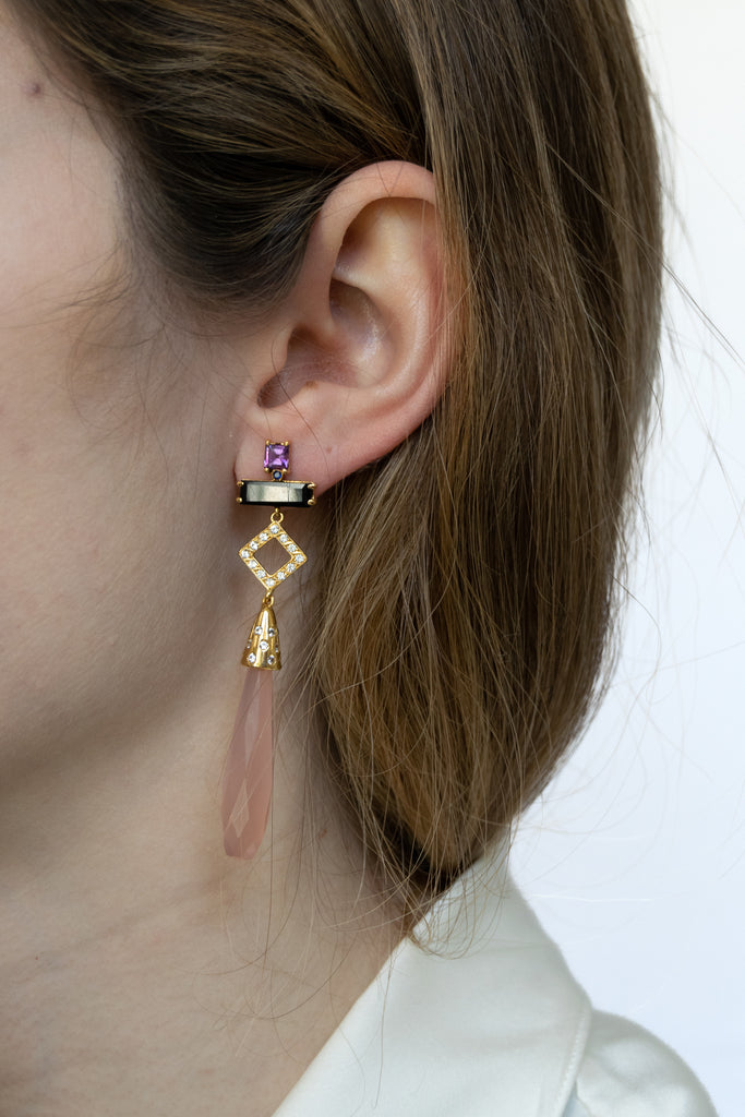 Pendientes largos estilo art déco con lágrima de calcedonia rosa, amatista, ónix y zafiros naturales