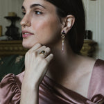 Pendientes estilo art déco con lágrima de calcedonia rosa, amatista, ónix y zafiros naturales