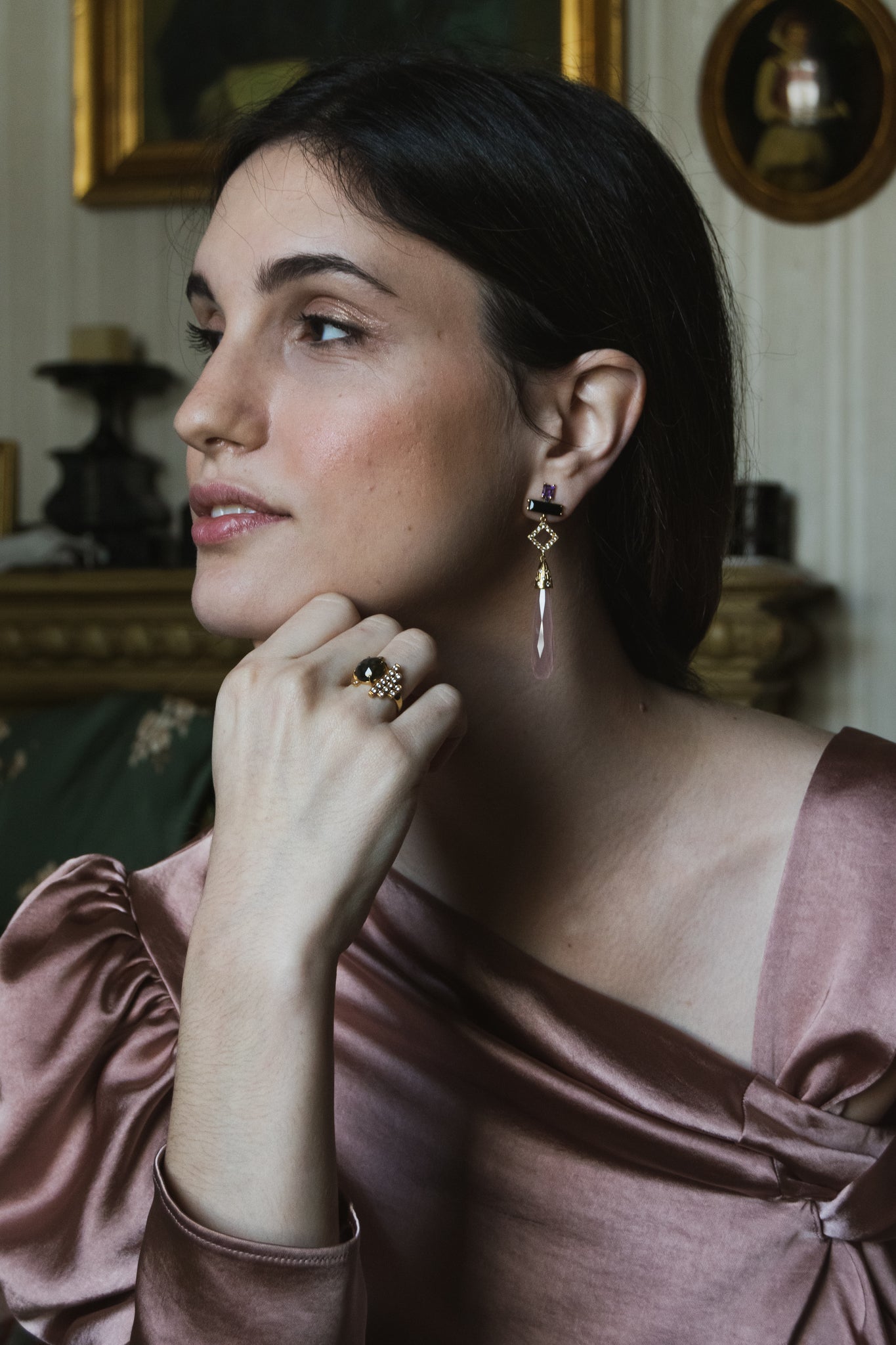 Pendientes estilo art déco con lágrima de calcedonia rosa, amatista, ónix y zafiros naturales